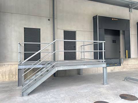 Armazém Indústrial com 2.600m2 e 3 cais carga na Maia