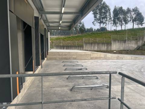 Armazém Indústrial com 2.600m2 e 3 cais carga na Maia
