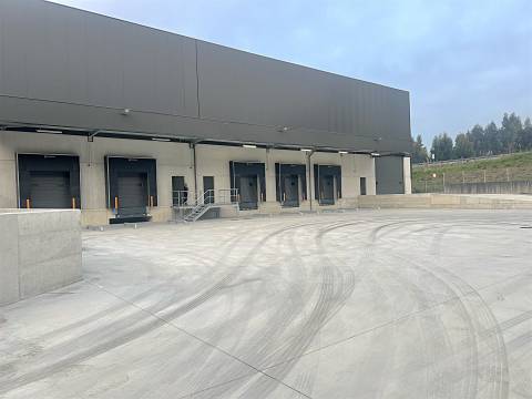 Armazém Indústrial com 2.600m2 e 3 cais carga na Maia