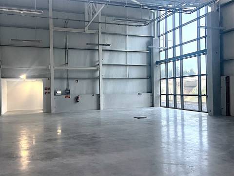 Armazém Indústrial com 2.600m2 e 3 cais carga na Maia