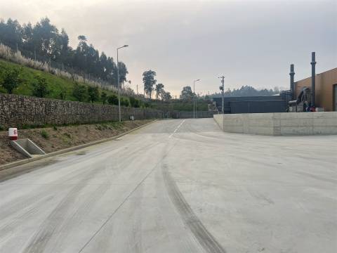 Armazém Indústrial com 2.600m2 e 3 cais carga na Maia
