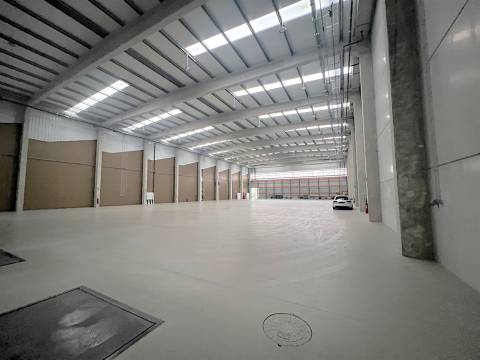 Armazém Indústrial com 2.600m2 e 3 cais carga na Maia