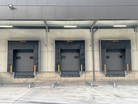 Armazém Indústrial com 2.600m2 e 3 cais carga na Maia