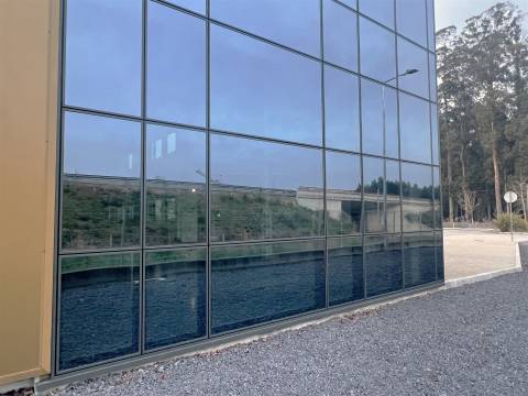 Armazém Indústrial com 2.600m2 e 3 cais carga na Maia