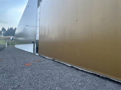 Armazém Indústrial com 2.600m2 e 3 cais carga na Maia