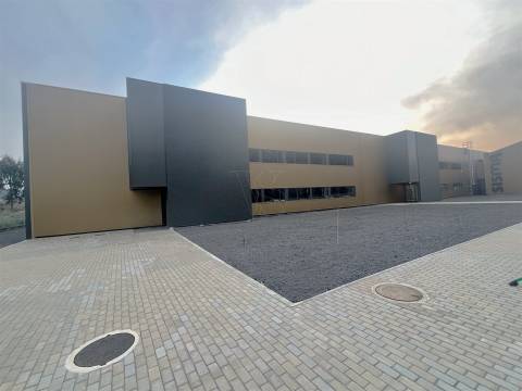 Armazém Indústrial com 2.600m2 e 3 cais carga na Maia