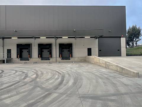 Armazém Indústrial com 2.600m2 e 3 cais carga na Maia
