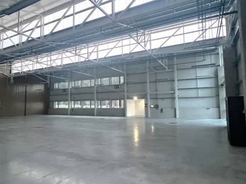 Armazém Indústrial com 2.600m2 e 3 cais carga na Maia