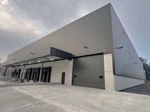 Armazém Indústrial com 2.600m2 e 3 cais carga na Maia
