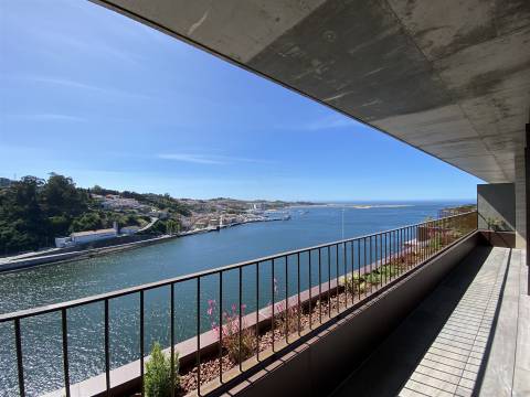 Apartamento luxo  c/33mt de frente de Rio e 333m2. Junto à Foz.
