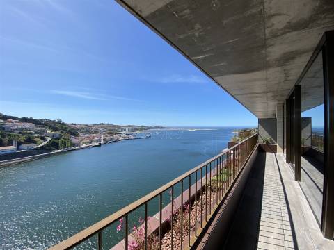 Apartamento luxo  c/33mt de frente de Rio e 333m2. Junto à Foz.