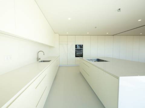 Apartamento luxo  c/33mt de frente de Rio e 333m2. Junto à Foz.