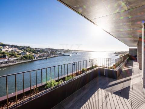 Apartamento luxo  c/33mt de frente de Rio e 333m2. Junto à Foz.