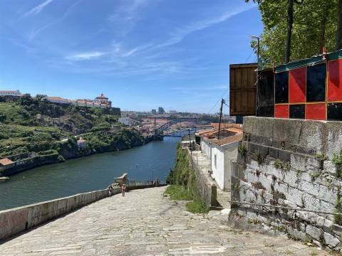 Prédio c/Projeto Aprovado. Vista sobre o Rio Douro. Zona Histórica do Porto