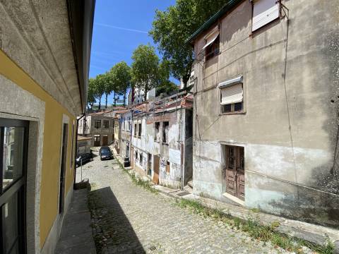 Prédio c/Projeto Aprovado. Vista sobre o Rio Douro. Zona Histórica do Porto