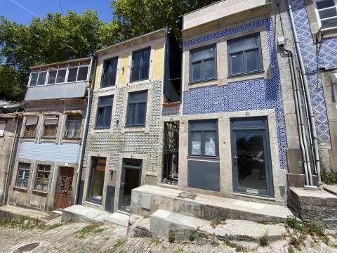 Prédio c/Projeto Aprovado. Vista sobre o Rio Douro. Zona Histórica do Porto
