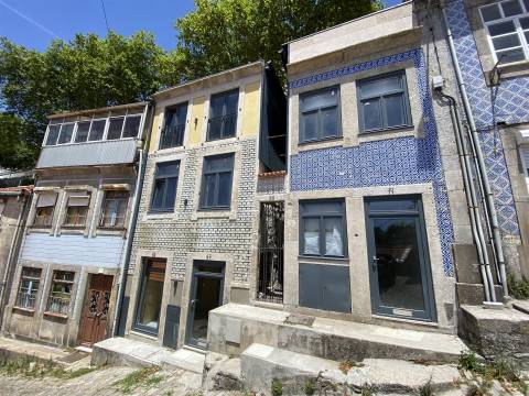 Prédio c/Projeto Aprovado. Vista sobre o Rio Douro. Zona Histórica do Porto