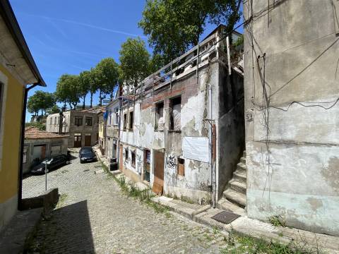 Prédio c/Projeto Aprovado. Vista sobre o Rio Douro. Zona Histórica do Porto