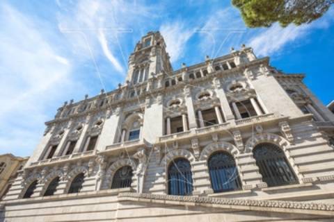 Edifício de Escritórios com 2335 m2 junto METRO daTrindade, para arrendar.