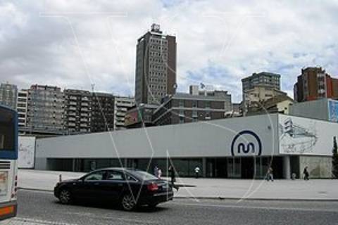 Edifício de Escritórios com 2335 m2 junto METRO daTrindade, para arrendar.