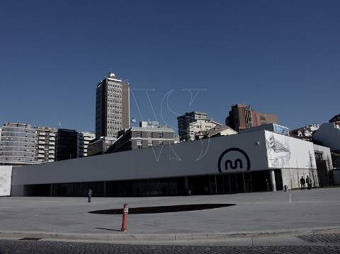 Edifício de Escritórios com 2335 m2 junto METRO daTrindade, para arrendar.