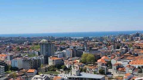 Edifício de Escritórios com 2335 m2 junto METRO daTrindade, para arrendar.