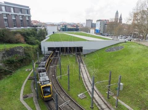 Edifício de Escritórios com 2335 m2 junto METRO daTrindade, para arrendar.