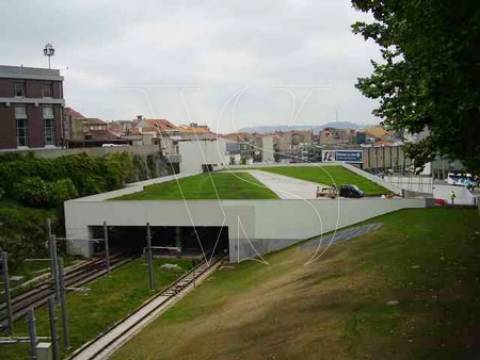 Edifício de Escritórios com 2335 m2 junto METRO daTrindade, para arrendar.