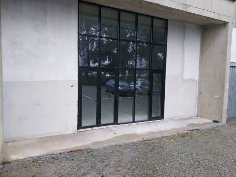 Escritório para arrendar com 178m2 no centro empresarial SARCOL