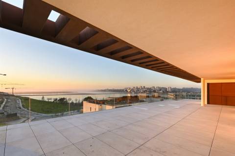 ARRENDA- SE    T4 Penthouse, Condomínio Fechado, vistas Rio Douro, Porto e Mar.