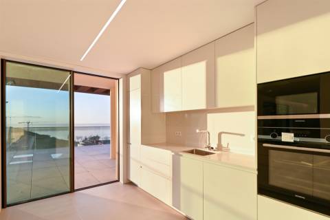 ARRENDA- SE    T4 Penthouse, Condomínio Fechado, vistas Rio Douro, Porto e Mar.