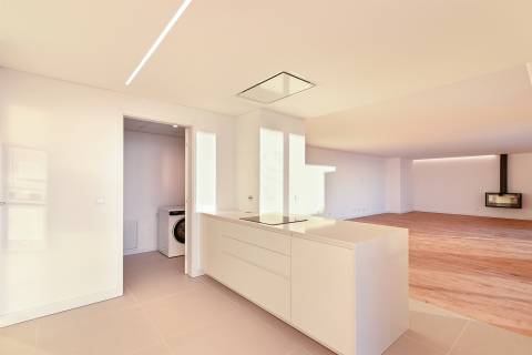 ARRENDA- SE    T4 Penthouse, Condomínio Fechado, vistas Rio Douro, Porto e Mar.