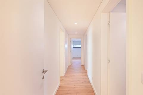 ARRENDA- SE    T4 Penthouse, Condomínio Fechado, vistas Rio Douro, Porto e Mar.