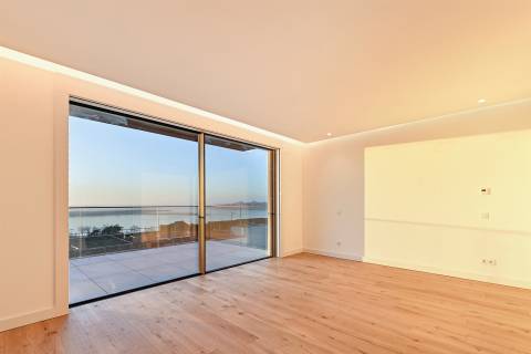 ARRENDA- SE    T4 Penthouse, Condomínio Fechado, vistas Rio Douro, Porto e Mar.