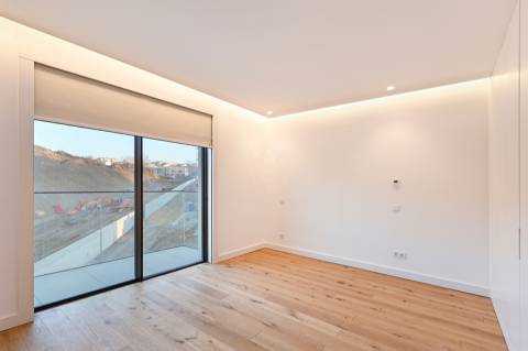 ARRENDA- SE    T4 Penthouse, Condomínio Fechado, vistas Rio Douro, Porto e Mar.