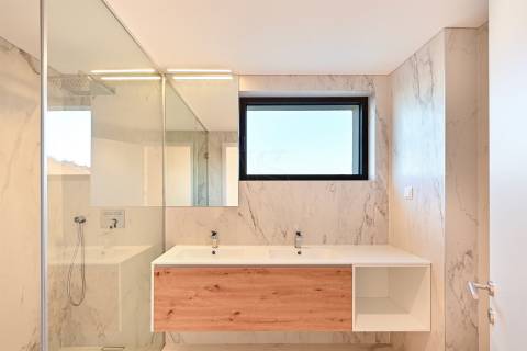 ARRENDA- SE    T4 Penthouse, Condomínio Fechado, vistas Rio Douro, Porto e Mar.