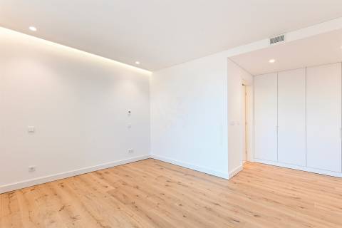 ARRENDA- SE    T4 Penthouse, Condomínio Fechado, vistas Rio Douro, Porto e Mar.