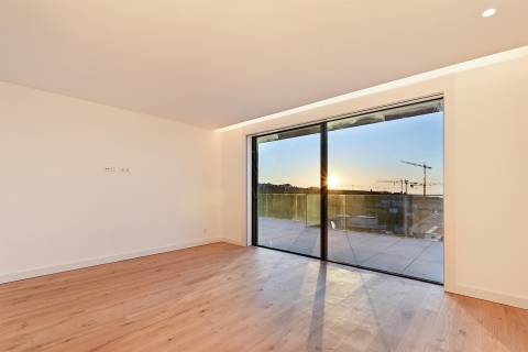 ARRENDA- SE    T4 Penthouse, Condomínio Fechado, vistas Rio Douro, Porto e Mar.