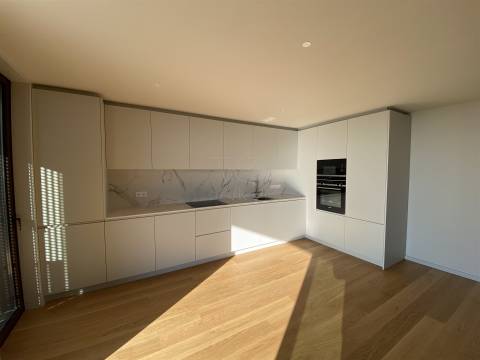 Apartamento T4 de Luxo  c/ 2 suites  e varanda de 15m2  - The YARD (Jardins d´Arrábida)