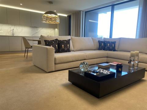 Apartamento T4 de Luxo  c/ 2 suites  e varanda de 15m2  - The YARD (Jardins d´Arrábida)