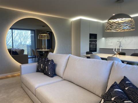 Apartamento T4 de Luxo  c/ 2 suites  e varanda de 15m2  - The YARD (Jardins d´Arrábida)