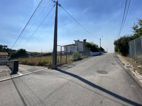 Terreno com Projeto Aprovado para Moradia de 4 Frentes