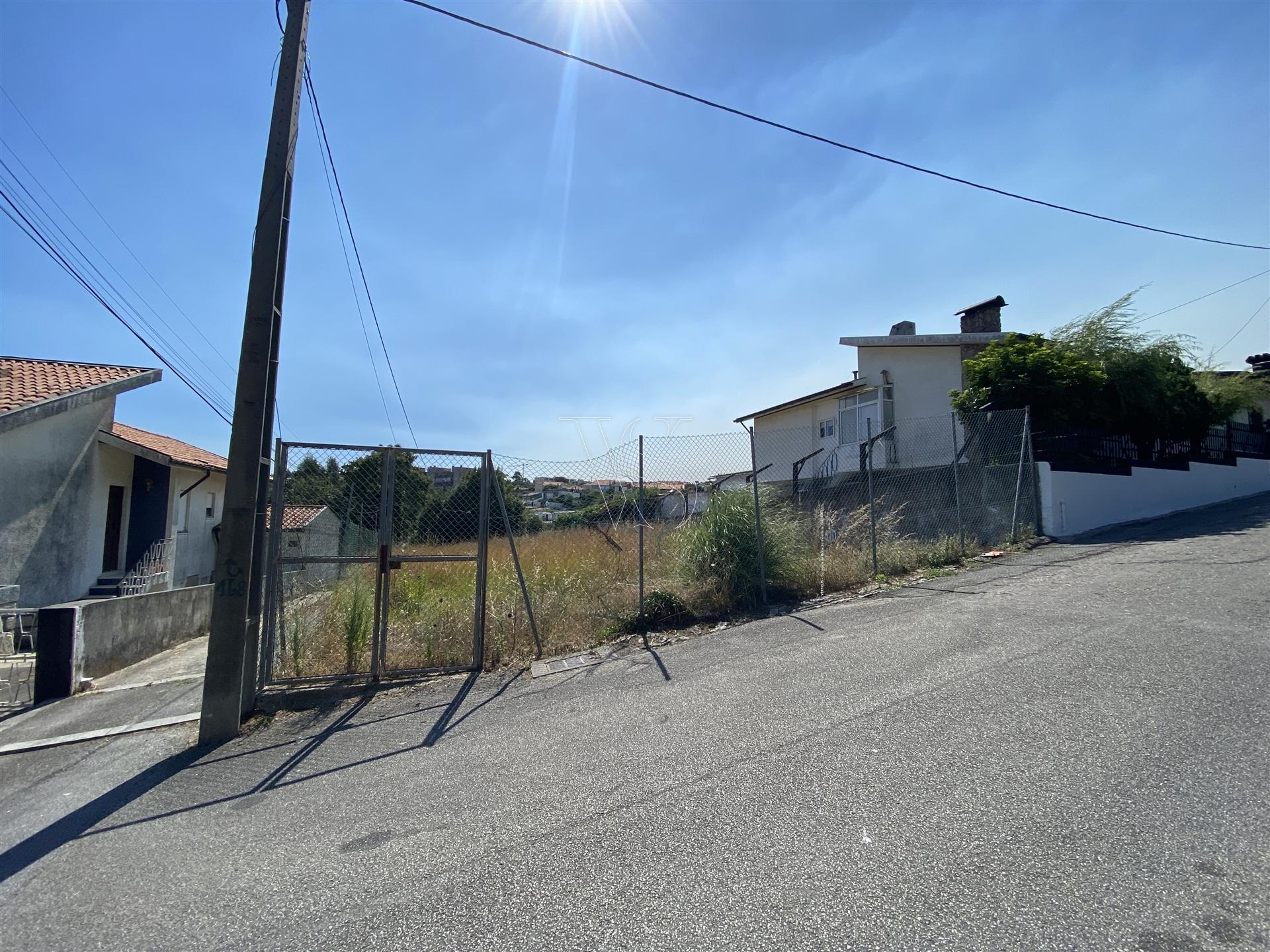 Terreno com Projeto Aprovado para Moradia de 4 Frentes
