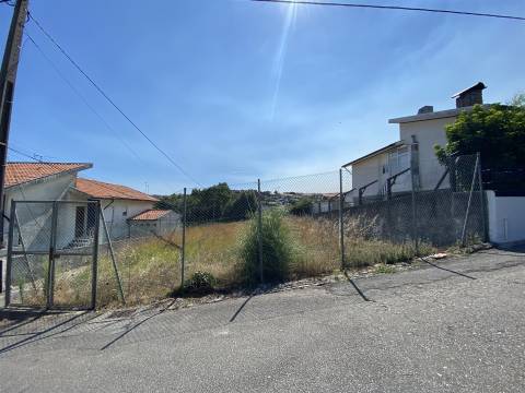 Terreno com Projeto Aprovado para Moradia de 4 Frentes