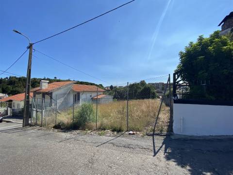 Terreno com Projeto Aprovado para Moradia de 4 Frentes