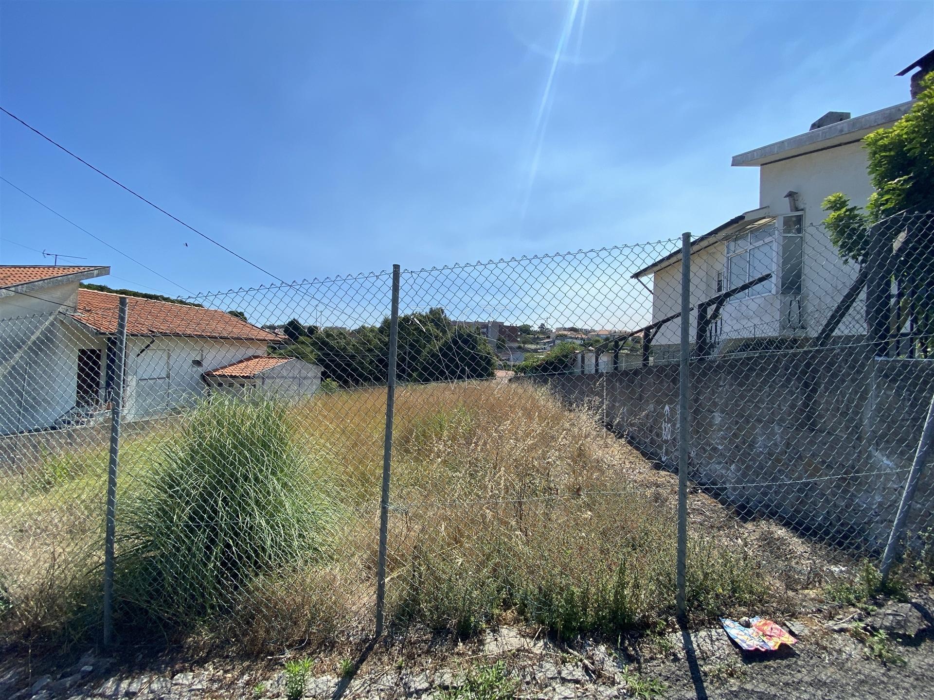 Terreno com Projeto Aprovado para Moradia de 4 Frentes