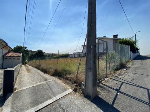 Terreno com Projeto Aprovado para Moradia de 4 Frentes