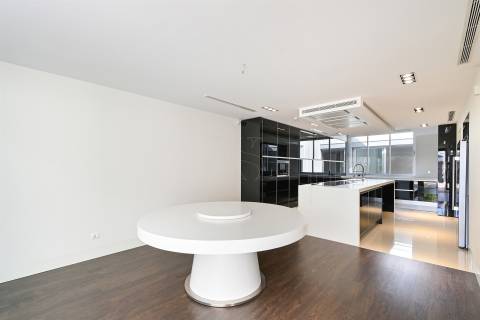 Moradia T6 de Luxo c/ Piscina - Lote de 1.500 m² — A 100 m da Praia de Valadares