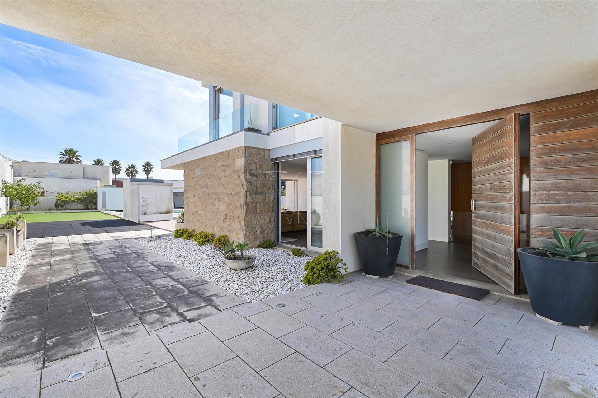 Moradia T6 de Luxo c/ Piscina - Lote de 1.500 m² — A 100 m da Praia de Valadares