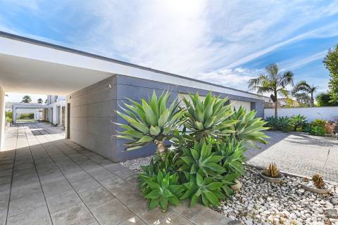 Moradia T6 de Luxo c/ Piscina - Lote de 1.500 m² — A 100 m da Praia de Valadares